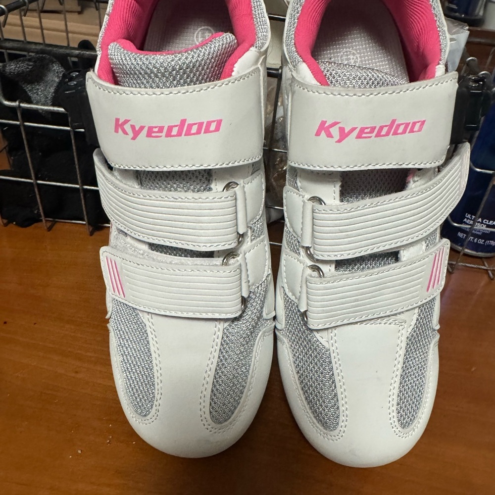 New Cycling Women's White and Pink shoes